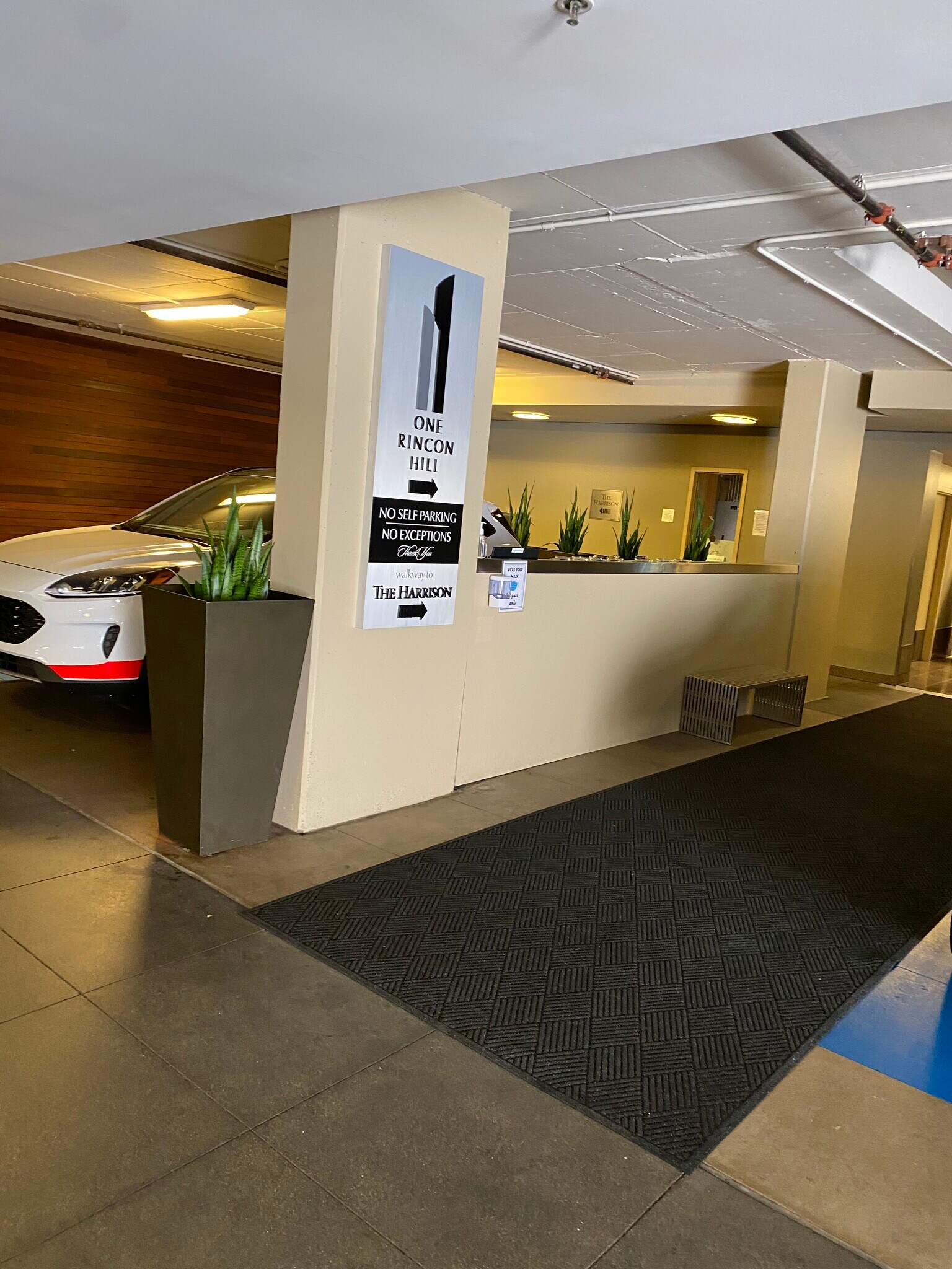 Valet desk - 425 1st