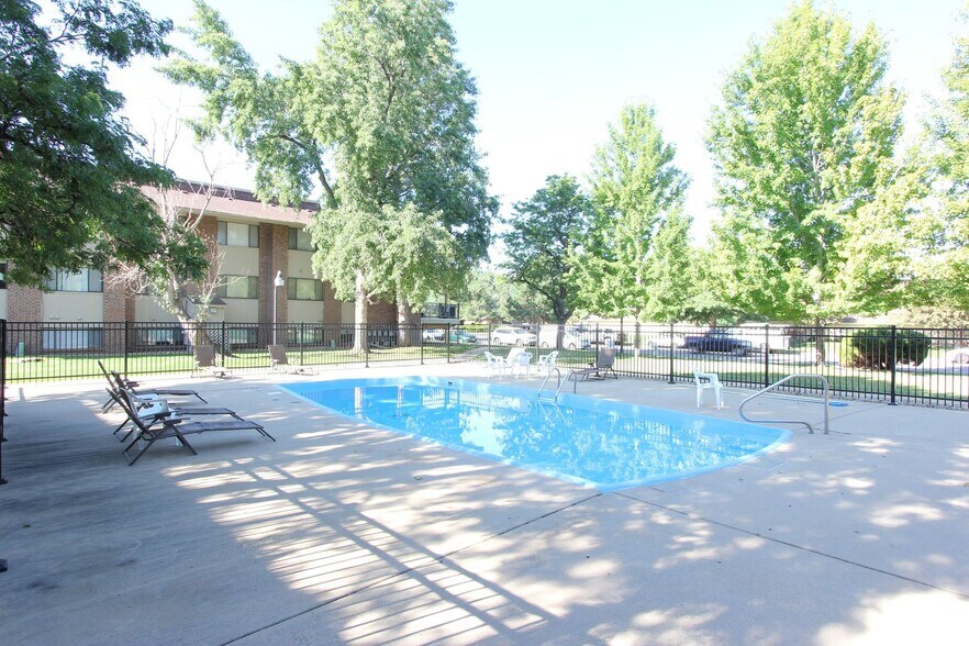 Building Photo - 600 Manhattan Dr