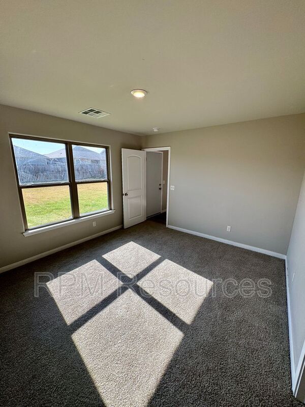 Building Photo - 1609 Burgundy Dr