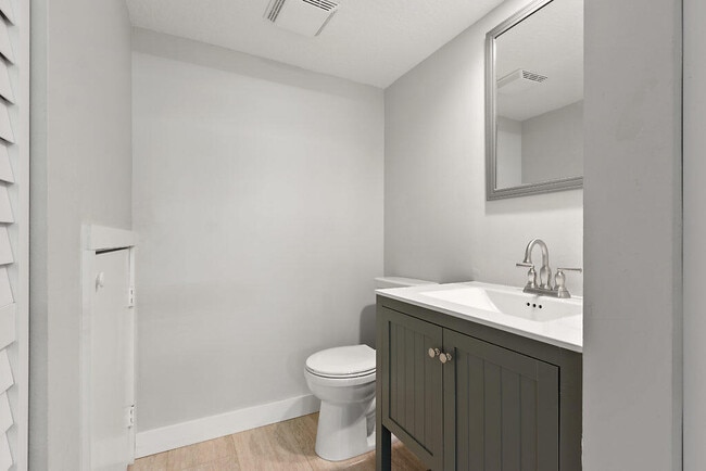 Building Photo - 825 Center St