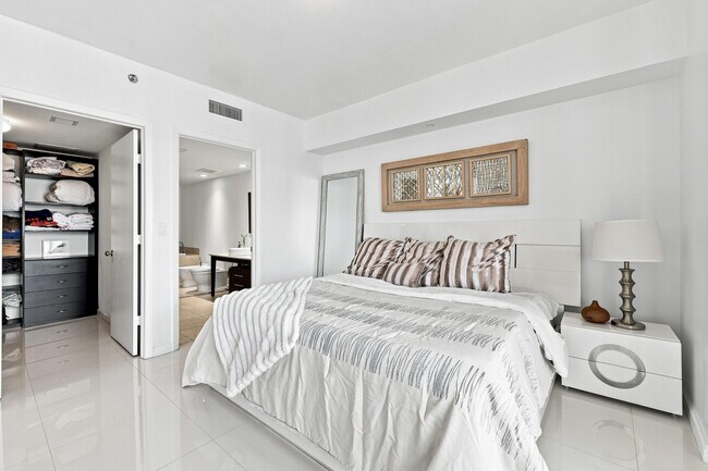 Building Photo - 465 Brickell Ave