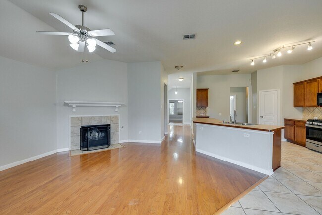 Building Photo - Great location. 4 bedrooms plus an office!