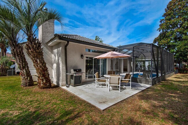 Building Photo - Shalimar Location with a Pool