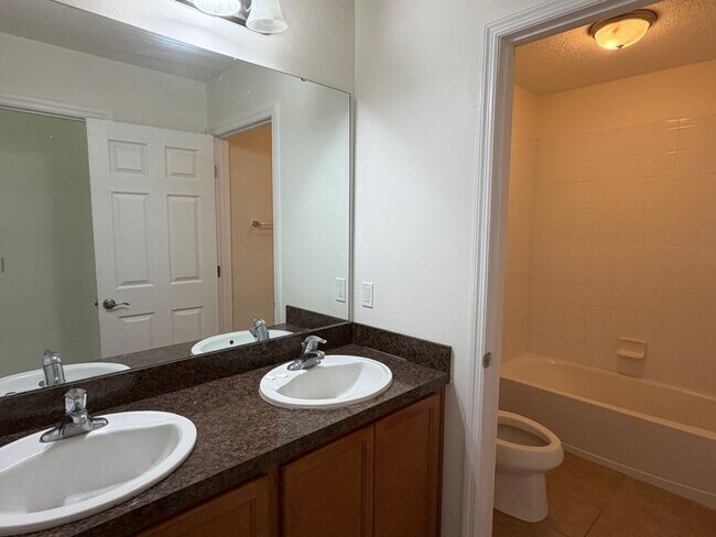 Building Photo - 5 bed 3 bath single family house for rent