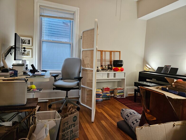 Spacious middle bedroom with closet - 128 Vinton St