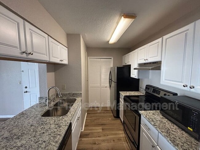 Building Photo - 2550 N Alafaya Trail