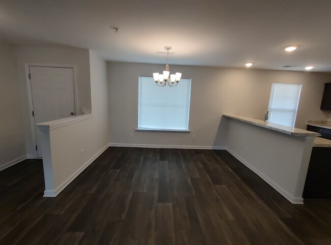 Building Photo - Move in Ready! Easy & Quick move-in process