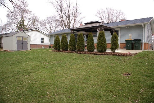 Building Photo - 1230 Hemlock Dr
