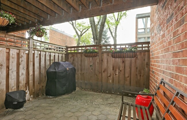 Building Photo - 2131 N Larrabee St