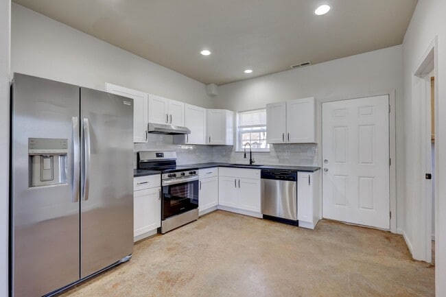 Building Photo - 1003-1005 Orchard St