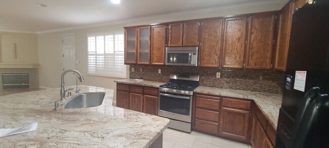 Building Photo - Beautiful 3 Bedroom 2 Bathroom Home in Des...