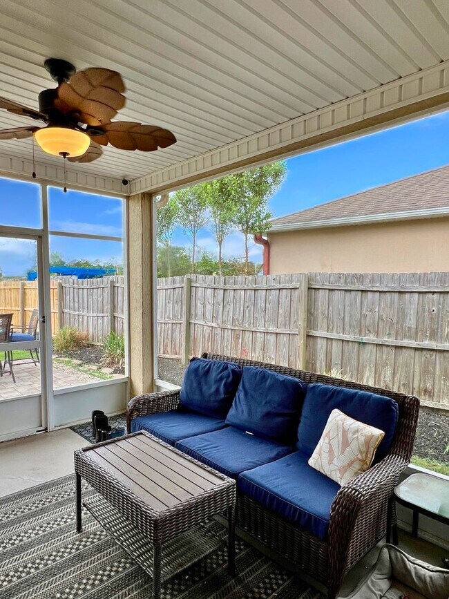 Building Photo - 5 bedroom home with fenced in yard!!!