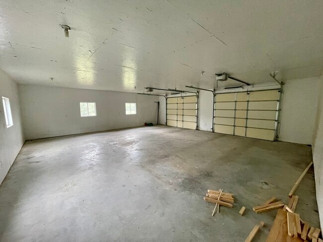 Building Photo - 529 NE 851st Rd