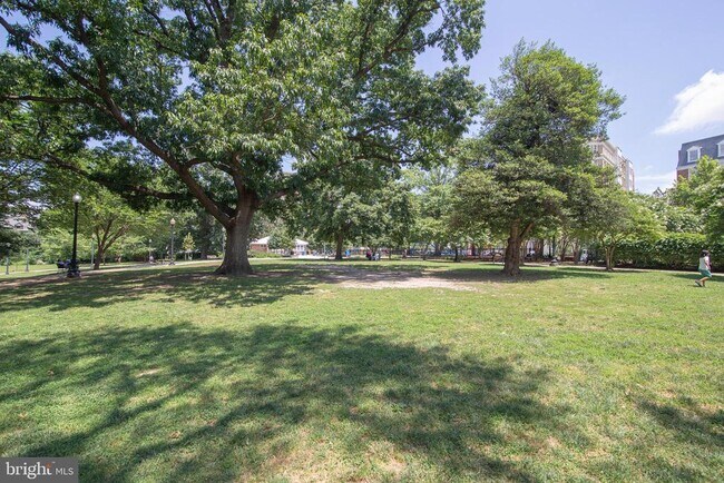 Building Photo - 1910 Kalorama Rd NW