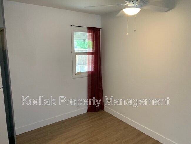 Building Photo - 3739 3325 W