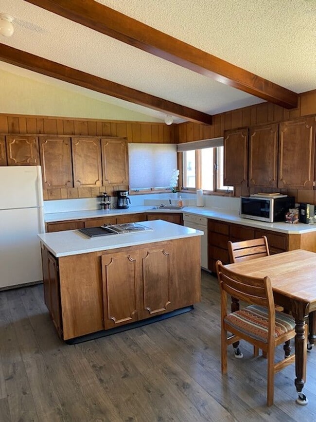 Building Photo - charming home in Terrebonne - Tons of room...