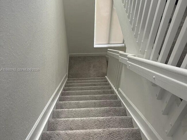 Building Photo - 728 SE 14th Ct