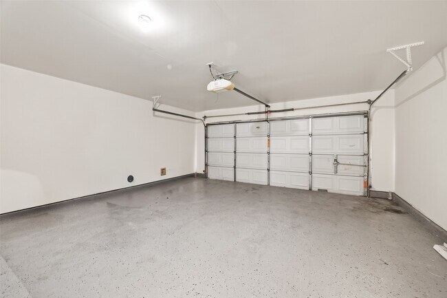 Building Photo - 3135 Silver Cedar Trail