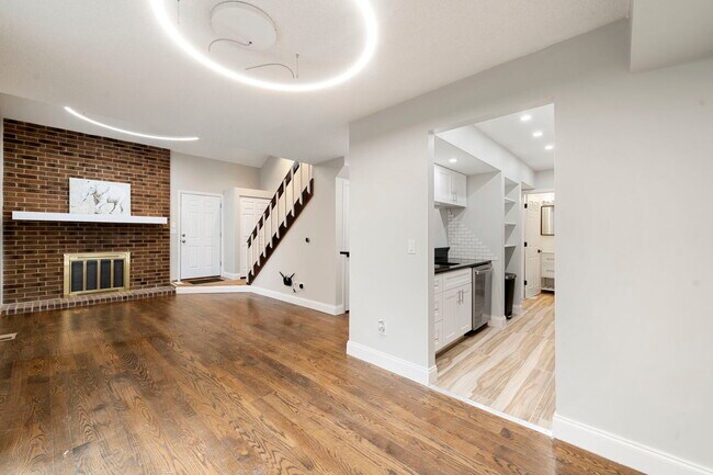 Building Photo - 136 Mohawk Trail