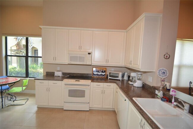 Building Photo - 16 River Point Dr