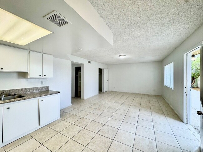 Building Photo - HIVE SUMMER MOVE-IN SPECIAL: DOWNSTAIRS CONDO | RECENLY REHABBED 2 BEDROOM 1 BATH | ACROSS FROM C...
