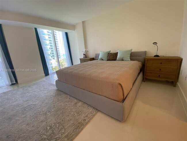 Building Photo - 10275 Collins Ave