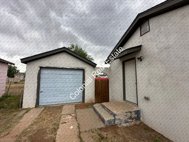 Building Photo - Updated and spacious 2 bedroom/1 bathroom house with detached 1 car garage. Granite countertops, ...