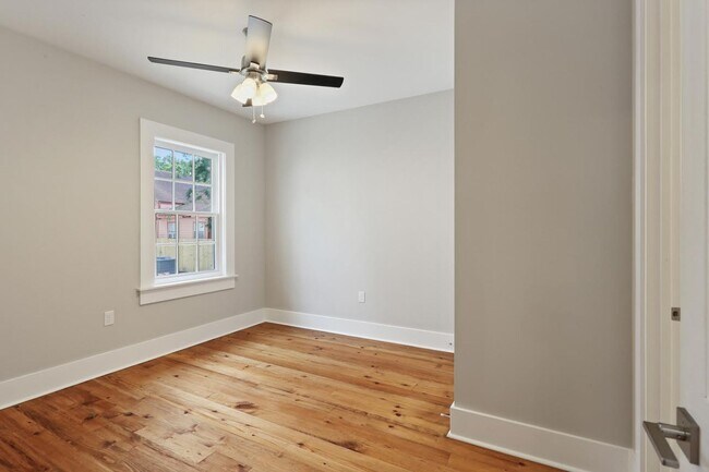 Building Photo - Stunning Historic Carriage House one block off of St. Charles!