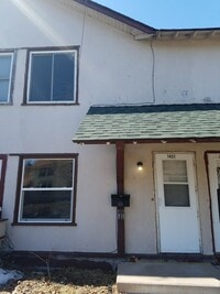 Building Photo - Morgan Park townhouse, available now, quie...