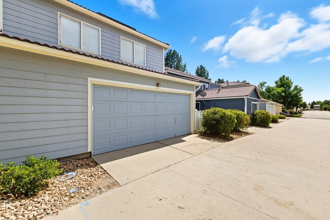 Building Photo - 3 Bed 2.5 Bath Home in Green Valley Ranch!