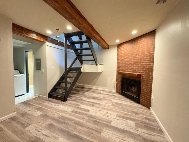 Building Photo - 124 W 9th Ave