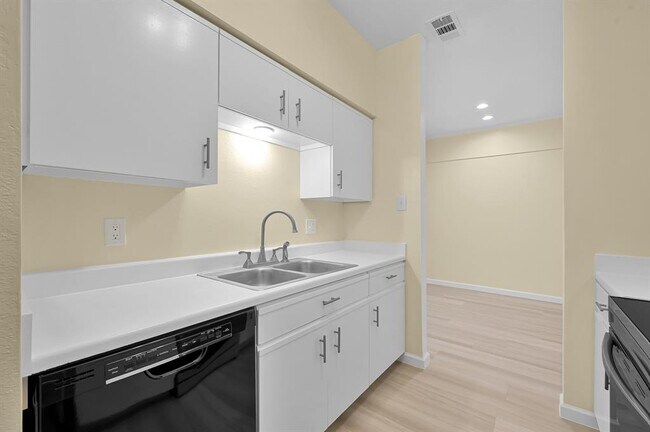 Building Photo - 9850 Pagewood Ln