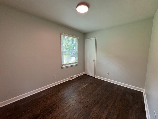 Building Photo - 3bed/1bath House in Greensboro - $1395/month