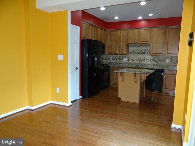 Building Photo - 400 Larose Dr