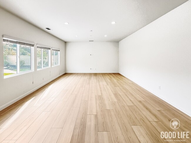 Building Photo - Beautiful 5Bd/3.5Ba Home in Cul-de-Sac in Riverside w/new Turf Back Yard and New Carpet!