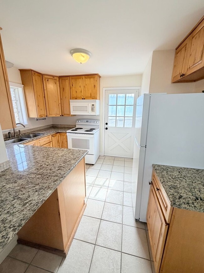 Building Photo - 3 Bed, 2 Bath Pet Friendly Downtown Asheville Location, Available Now - Lawn Care Included!