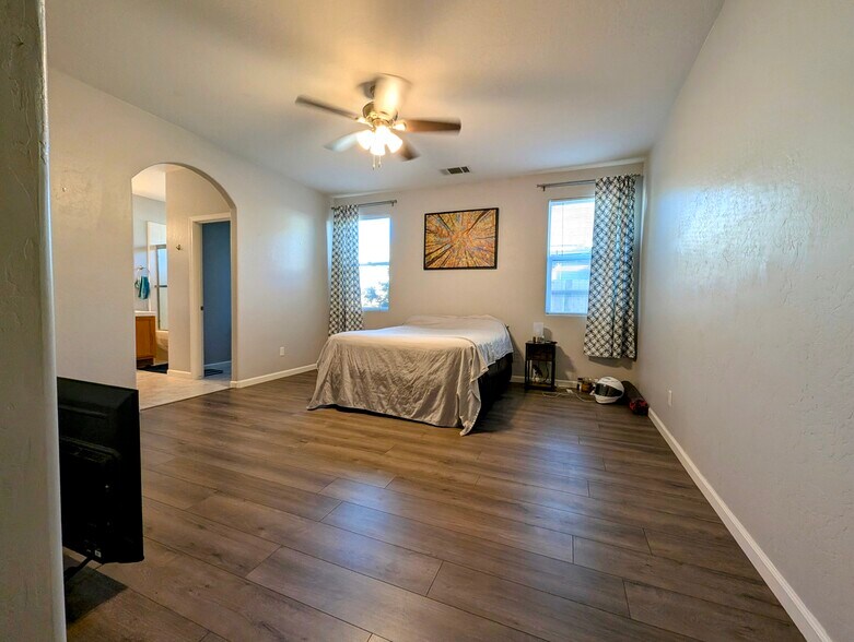 Master bedroom - 4373 W Pinsapo Dr