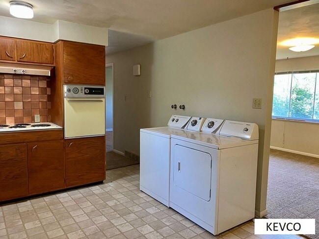 Building Photo - Charming House in Campus West!