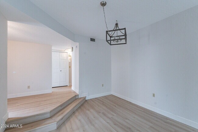 Building Photo - 7800 E Lincoln Dr
