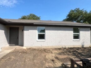 Building Photo - 721 Cheyenne Trail