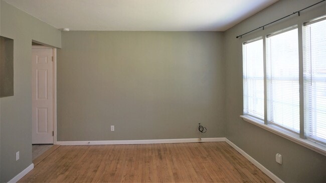 Building Photo - 2 Bed 1 Bath 1 Car Garage in the Village R...