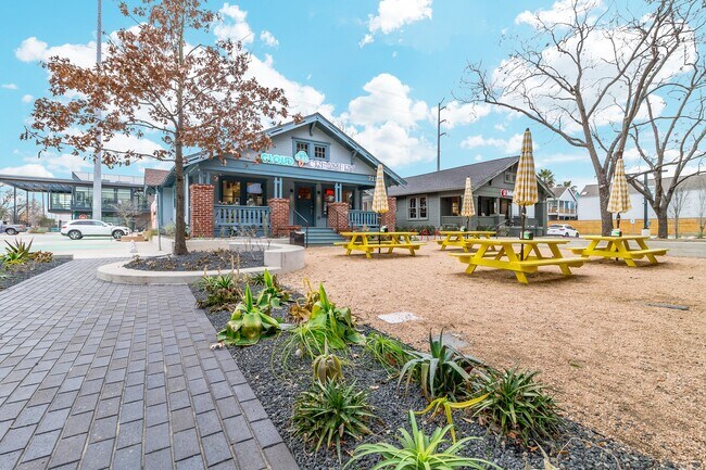 Building Photo - 953 Yale St