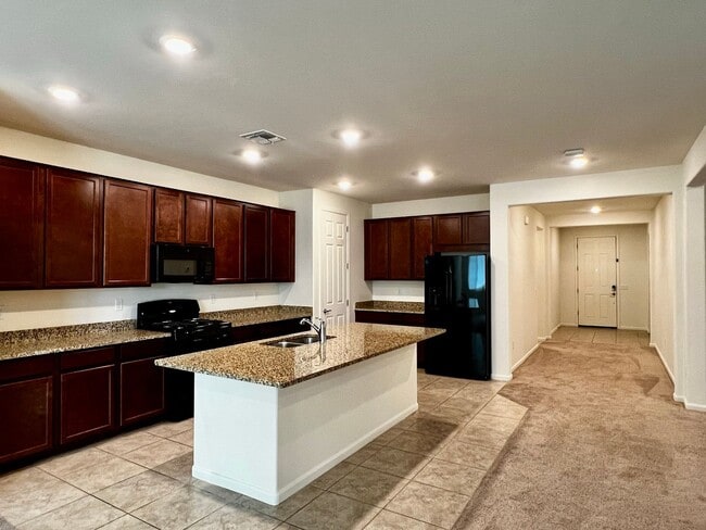Building Photo - 4 Bedroom Home with 3-Car Garage in Gladde...
