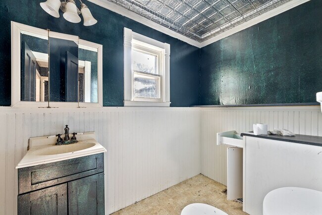 Building Photo - 210 S Sycamore St