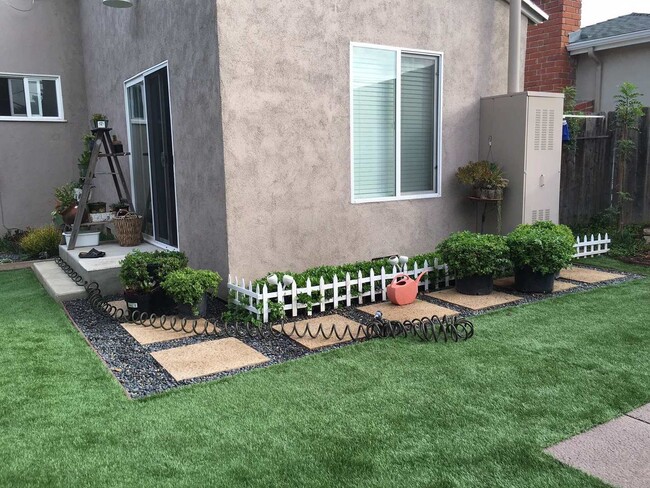 Building Photo - 3bed/1bath  house with PARKING, large back...