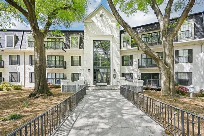 Building Photo - 2303 Pine Heights Dr NE