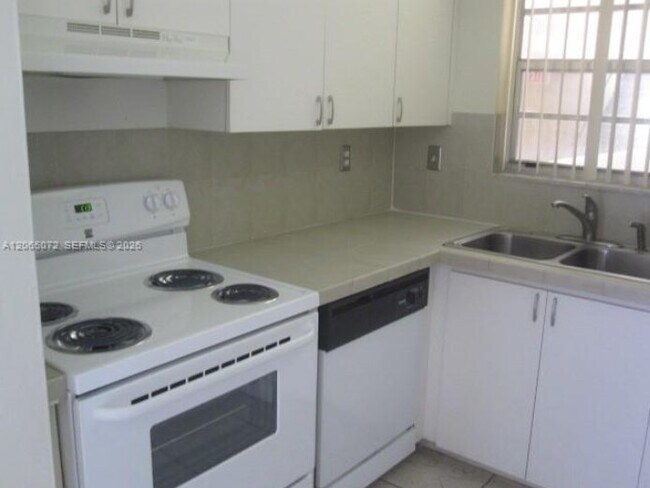 Building Photo - 8810 Fontainebleau Blvd