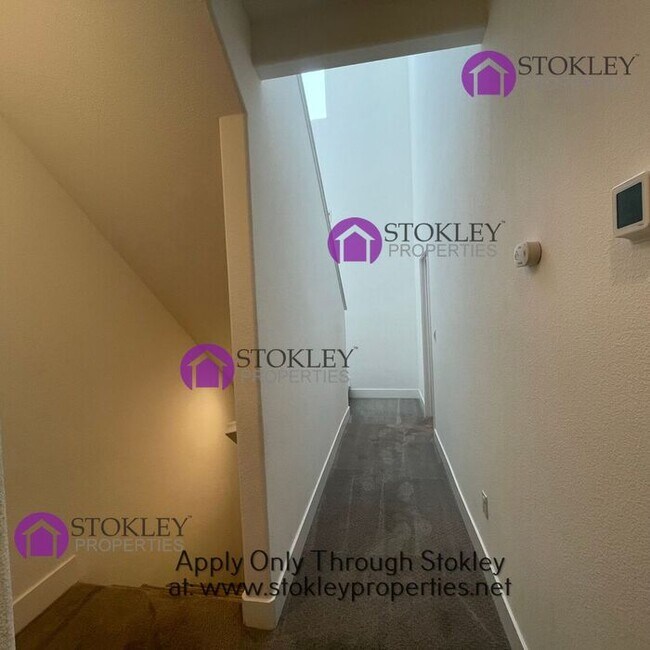 Building Photo - 1543 Longitude Dr