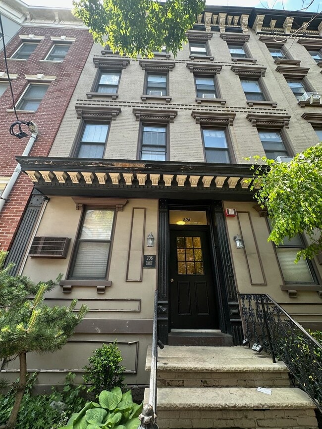 Building Photo - 208 Willow Ave