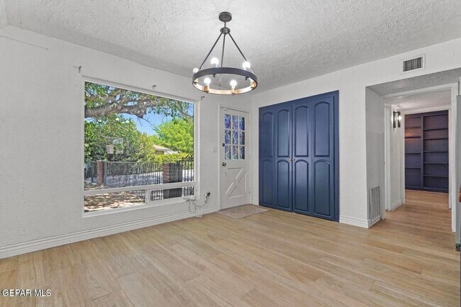 Building Photo - 5233 White Oak Dr